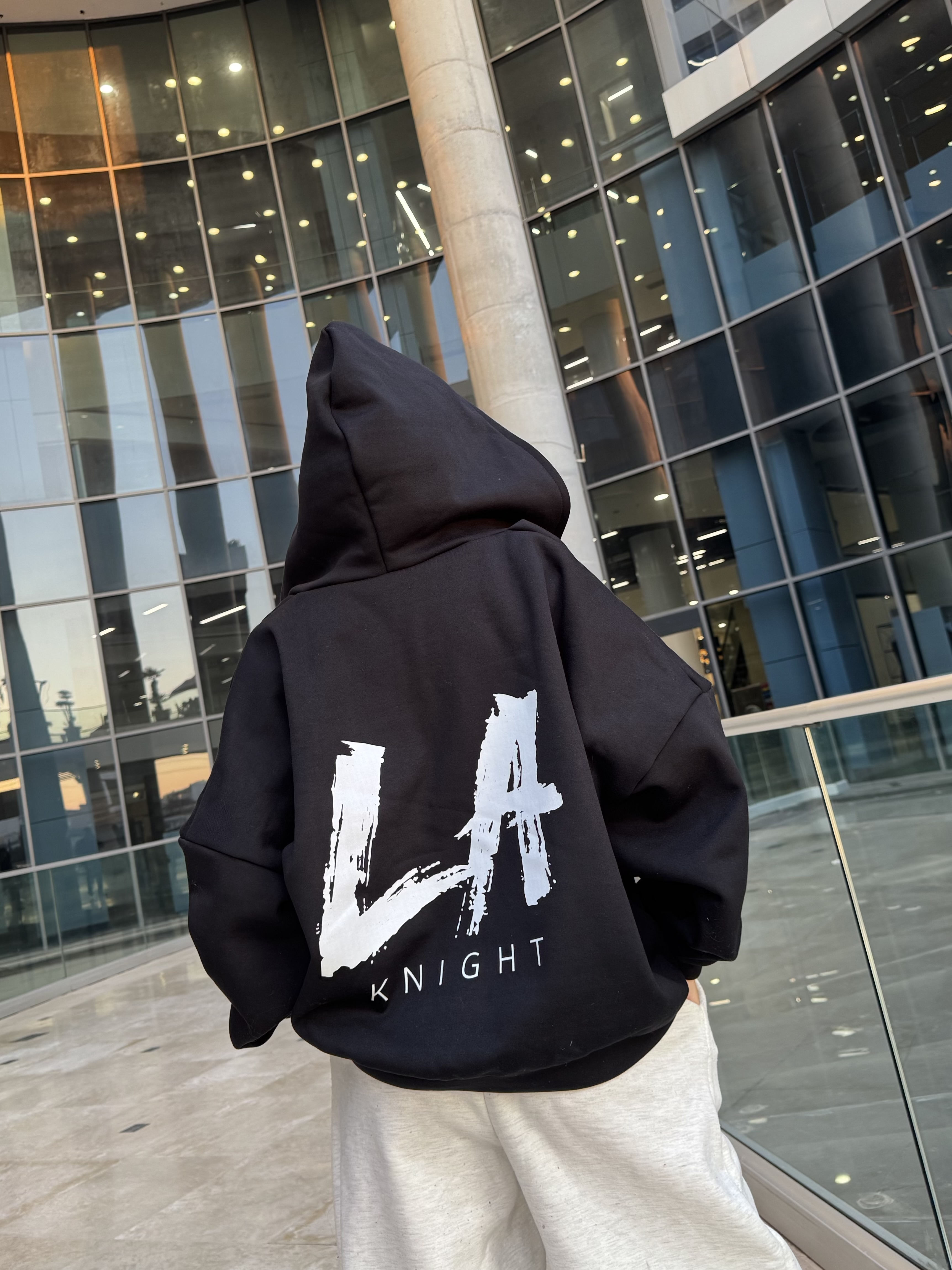 سویشرت مشکی La سفید